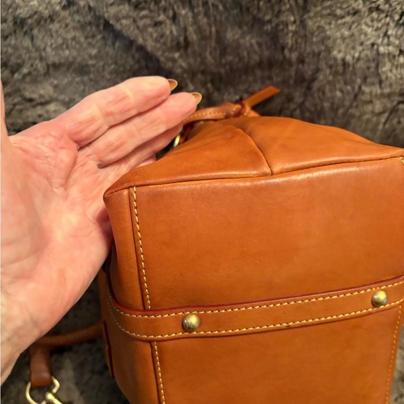 Elegant Tan Leather Handbag - Picture 7 of 13